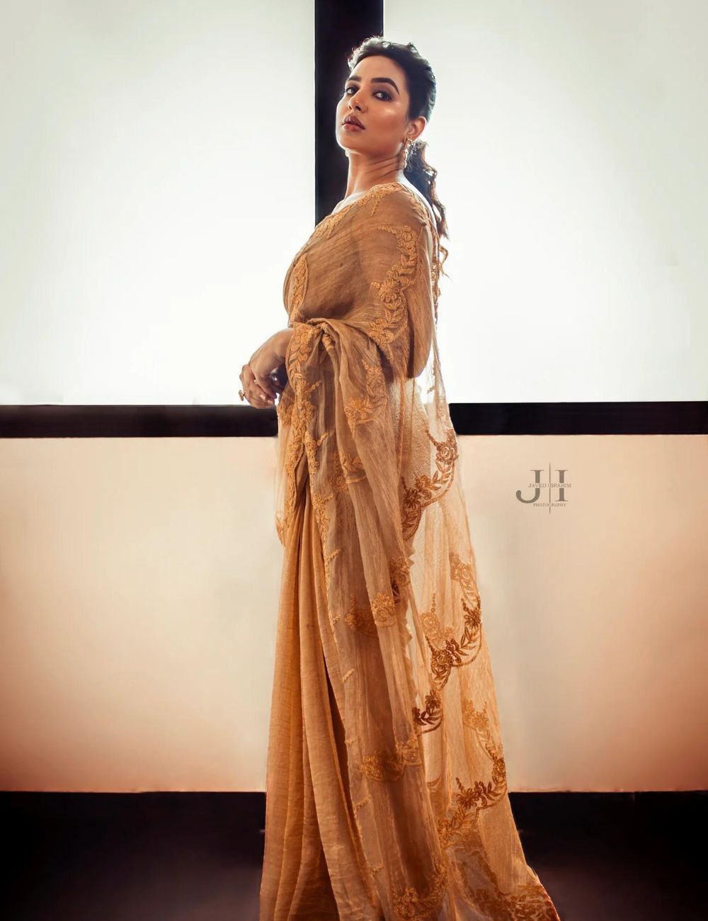 Shubashree Ganguly Styled in Golden Dhaga Tissue Saree
